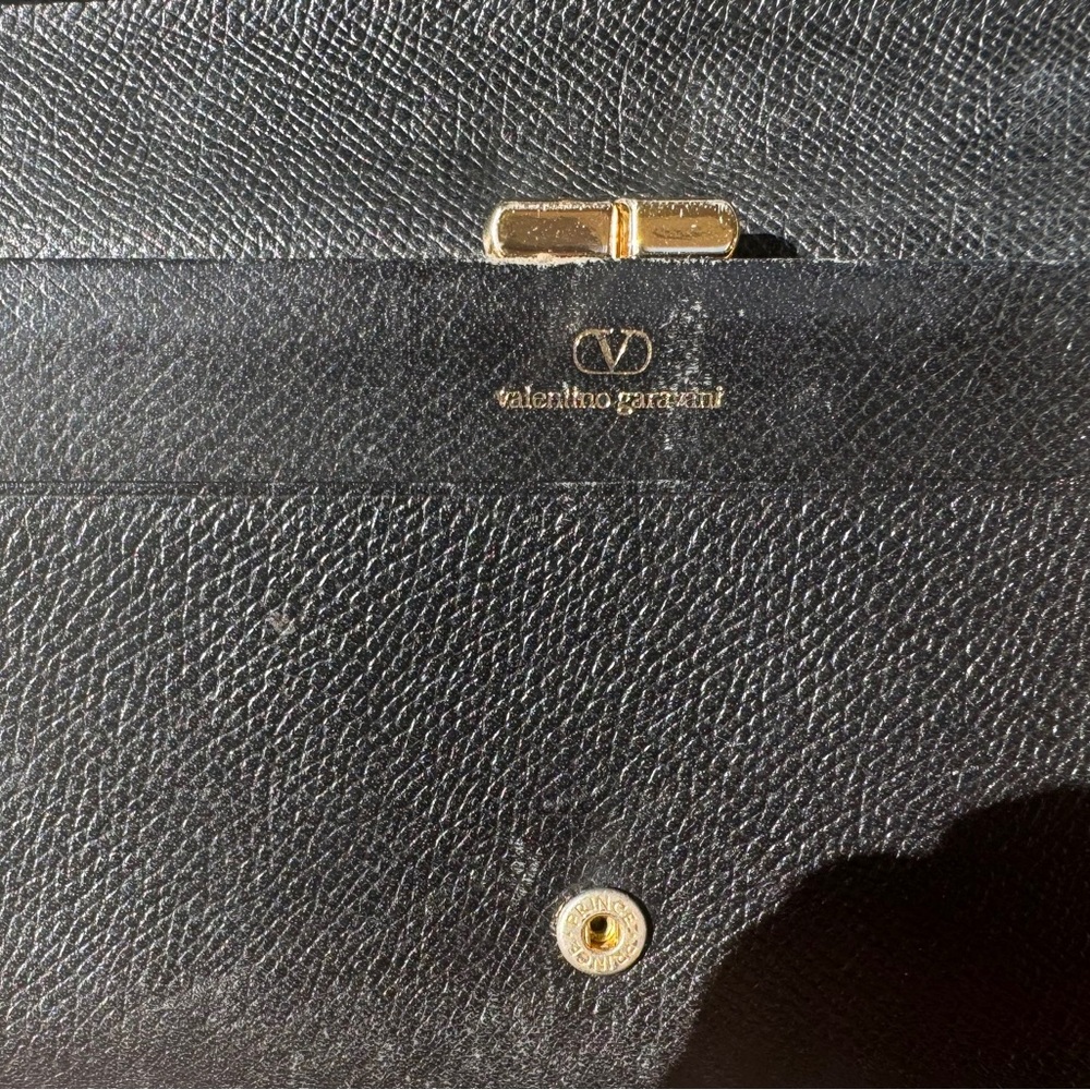 Vintage Valentino Garavani Black Wallet with Gold Accents - Picture 4 of 13